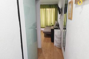 corridoio con camera con scrivania e sedia di koka terraced accommodation a Maspalomas Altre 12 foto