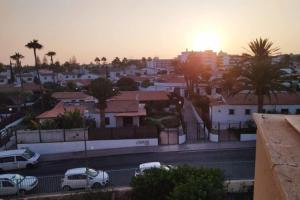 vista su una città con auto parcheggiate in un parcheggio di koka terraced accommodation a Maspalomas
