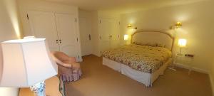 1 dormitorio con 1 cama grande y 1 silla en Moulin de Tingrain 