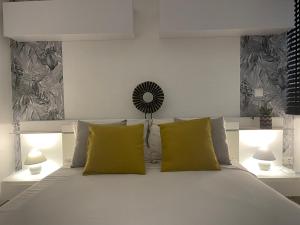 a bedroom with a bed with two yellow pillows at bas de Villa "Le Tiste" in Valensole