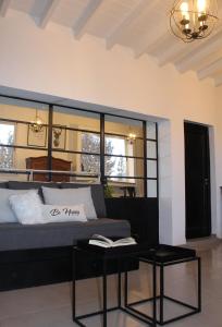 a living room with a couch and a table at Luminoso y acogedor apartamento in San Juan