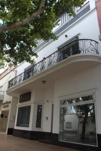 un edificio con balcón en la parte superior en Luminoso y acogedor apartamento en San Juan