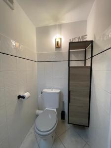 a white bathroom with a toilet and a light at bas de Villa "Le Tiste" in Valensole