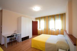 Tempat tidur dalam kamar di Hotel Ristorante Klaus