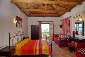 阿洛尼索斯古镇Anatoli Residences的一间带床的卧室和一间客厅