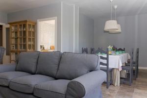 sala de estar con sofá y mesa de comedor en Miradiez Segovia en Espirdo