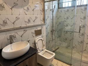 Exquisite 5 Bedroom Villa in Kano tesisinde bir banyo