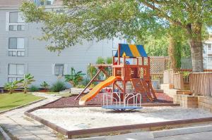 een speeltuin met een glijbaan in een tuin bij Arcadian Dunes 08-229 in Myrtle Beach