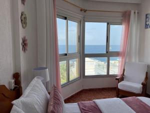 プエルト・デ・ラ・クルスにあるVista Rosmaryのベッドルーム1室(海の景色を望む窓付)