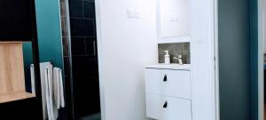 baño con armario blanco y lavamanos en CLIM - 4 chambres 4 salles de bains - Spacieux Appartement - 113m, en Aviñón