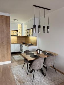 uma cozinha com mesa e cadeiras num quarto em Luxury Apartment Kadic em Saraievo