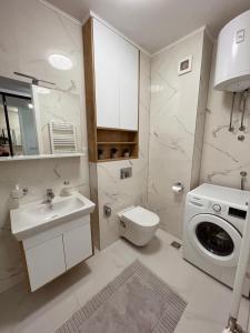 Luxury Apartment Kadic في سراييفو: حمام مع حوض استحمام وغسالة ملابس