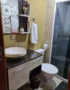 y baño con lavabo, aseo y ducha. en APARTAMENTO BC, en Balneário Camboriú