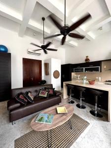 a living room with a couch and a ceiling fan at Loft en Casa Colonial del Centro Histórico de Cartagena in Cartagena de Indias