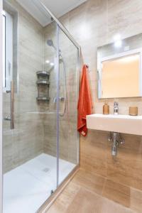 Beautiful Central Penthouse 1BR في Taʼ Xbiex: حمام مع دش ومغسلة