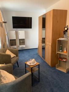 TV a/nebo společenská místnost v ubytování Hotel Meerblick garni