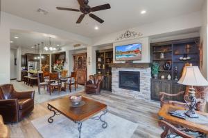 ein Wohnzimmer mit Kamin und ein Esszimmer in der Unterkunft 4098 Coral Ridge The 19th Hole in Coral Ridge, Near Golf Course, Firepit, Poker Set, Heated Pool in Washington