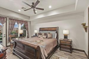 ein Schlafzimmer mit einem Bett und einem Deckenventilator in der Unterkunft 4098 Coral Ridge The 19th Hole in Coral Ridge, Near Golf Course, Firepit, Poker Set, Heated Pool in Washington + 87 Fotos