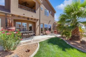 ein Haus mit Terrasse und Palme in der Unterkunft 4098 Coral Ridge The 19th Hole in Coral Ridge, Near Golf Course, Firepit, Poker Set, Heated Pool in Washington