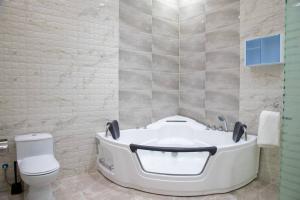 Villa Alyasmin 4 king Bedrooms, 7 Bathrooms, Two Living Rooms w/ TV HD 86 Inch LG & 85 Inch Samsung HD TV, Pool Game, Football Table, Full Kitchen with Dinning Room, Office Table, Jacuzzi