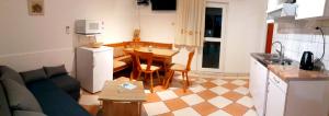 kuchnia i salon z kanapą i stołem w obiekcie Manora Sucuraj one bedroom apartment w mieście Sućuraj +37 zdjęć