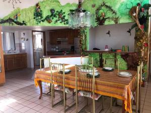- une cuisine avec une table et des chaises dans la chambre dans l'établissement Casa Safari frente a la playa, à Ensenada