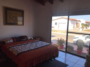 - une chambre avec un lit et une vue sur une voiture dans l'établissement Casa Safari frente a la playa, à Ensenada