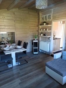 a dining room with a table and chairs in a cabin at Ferienhaus kleines Ostseeglück in Brodersby