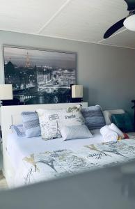 un letto bianco con vista sulla città di La Promesa B&B a Xuí