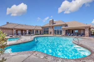 une maison avec une piscine devant une maison dans l'établissement Coral Ridge Resort 4246 COZY, BEAUTIFUL TOWNHOME WITH LOTS OF ADDITIONAL PARKING!, à Washington