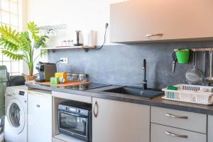 Kuchyňa alebo kuchynka v ubytovaní Bail mobilité - Studio cosy avec terrasse et vue + 10 fotografií