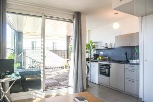 Kuchyňa alebo kuchynka v ubytovaní Bail mobilité - Studio cosy avec terrasse et vue