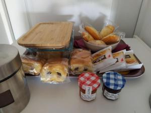 einen Kühlschrank mit Sandwiches und anderen Speisen in der Unterkunft Studio Les Grandes Menières in Le Donjon