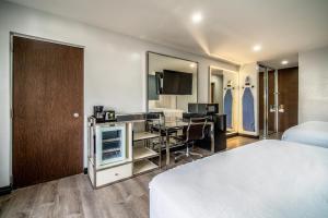 a hotel room with a bed and a desk at Hotel Calle Joaquin - San Luis Obispo in San Luis Obispo