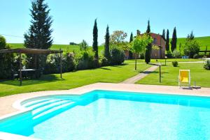 Bazén v ubytovaní Agriturismo Marinello alebo v jeho blízkosti