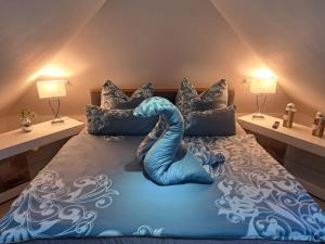 Dormitorio con cama con almohada de ballena en Ferienhaus Max mit Sauna, en Rehburg-Loccum