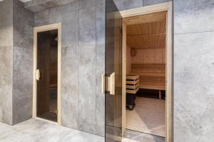 Ένα ή περισσότερα κρεβάτια σε δωμάτιο στο Wellness Resort Apartments Dziwnów Riverfront by Noclegi Renters