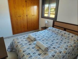 una camera con un letto con due cuscini sopra di Ático Aire del Andarax con terraza y aparcamiento entre el mar y desierto - Alborania a Viator