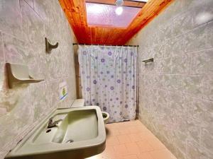 y baño con lavabo y ducha. en Hospedaje Finca Bella Vista, en Santa Rosa de Cabal