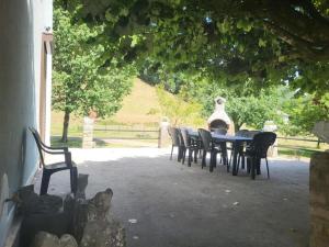 stół i krzesła na tarasie w obiekcie Gite A la bonne fermière w mieście Nevy-sur-Seille +1 zdjęcie