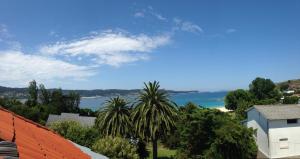 uma vista para o oceano a partir de uma casa em Pensión Capitan em Aldán