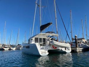 Zdjęcie z galerii obiektu Catamaran White Beach w mieście Playa Blanca +1 zdjęcie