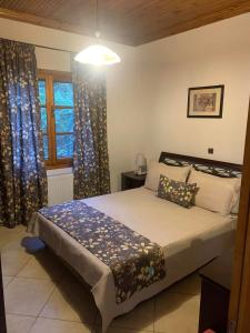 - une chambre avec un lit et une fenêtre dans l'établissement Villa Parahora, à Prinos