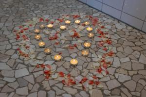 grupa świec na podłodze wyłożonej kafelkami z kwiatami w obiekcie Seebrise Zingst w Zingst