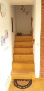 eine Treppe in einem Haus mit einem Teppich auf dem Boden in der Unterkunft Kuća za odmor Voćak in Gornja Voća