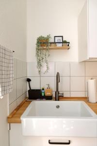 uma cozinha com um lavatório branco numa cozinha em *City, Nähe Hbf, Kingsizebetten, Fitnessecke* em Duisburg