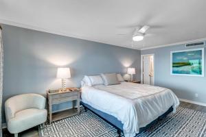 Postel nebo postele na pokoji v ubytování Sunshine Manor - Oceanfront Retreat