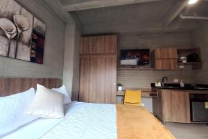 um quarto com uma cama grande e uma cozinha em 304 Amazing Loft em Medellín