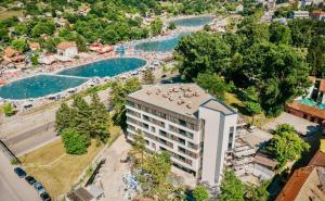 uma vista aérea de um resort com duas piscinas em Emma Park Lake em Tuzla