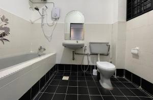 a bathroom with a toilet and a sink and a bath tub at Ipoh 42 Symphony 12pax 4Bedroom 3bathroom 3carpark in Ipoh +19 photos